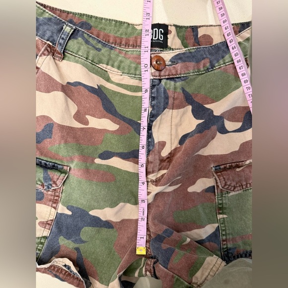 BDG Camouflage Cargo Shorts - Picture 8 of 9
